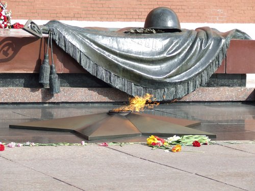 Главные символы Памяти – мемориал «Могила Неизвестного солдата» и Вечный огонь